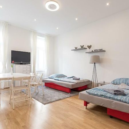 Bright Red Heart Apartment In Leopoldstadt Vienna Exterior photo