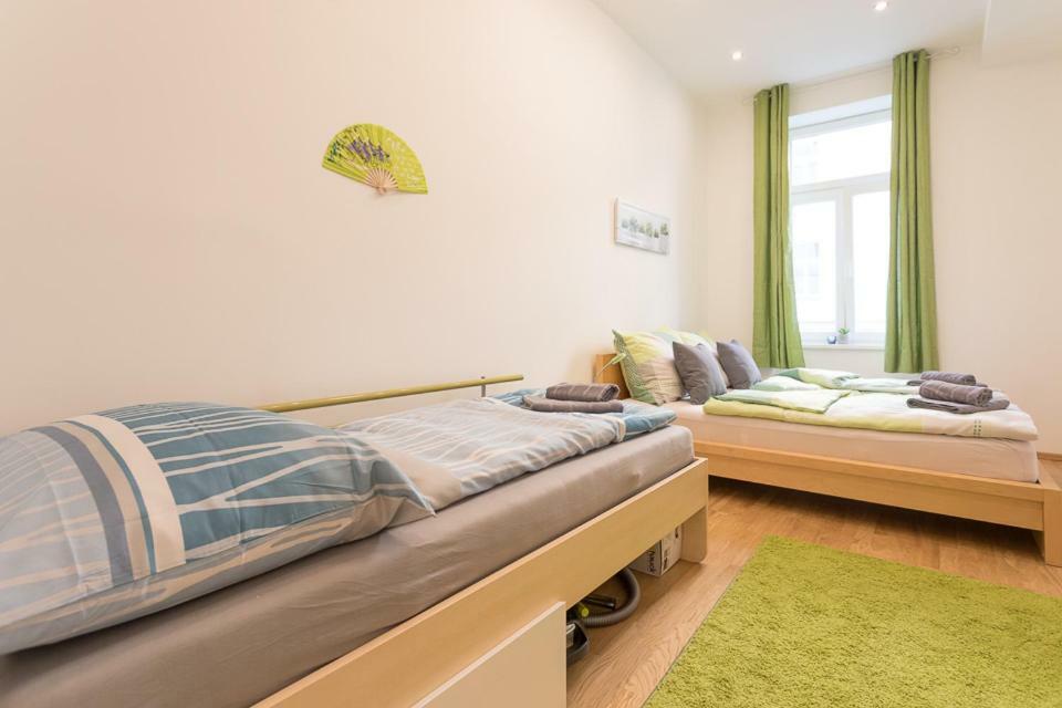 Bright Red Heart Apartment In Leopoldstadt Vienna Exterior photo