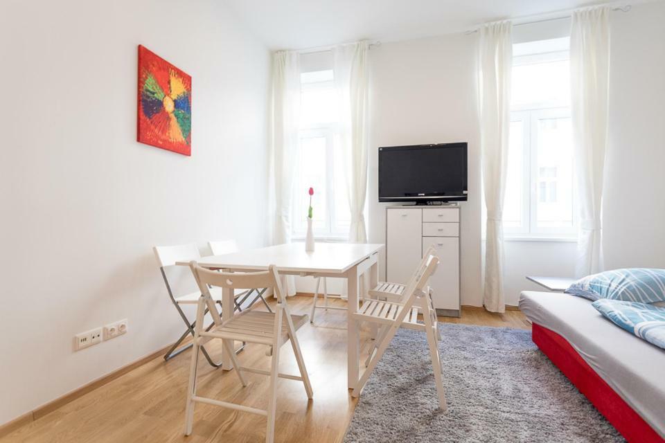 Bright Red Heart Apartment In Leopoldstadt Vienna Exterior photo