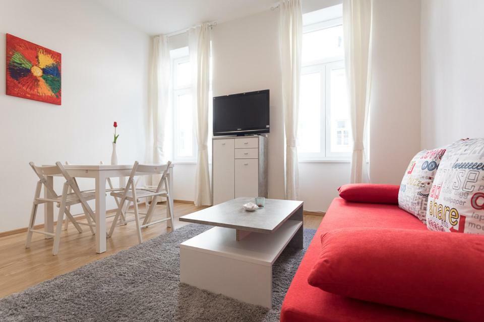 Bright Red Heart Apartment In Leopoldstadt Vienna Exterior photo
