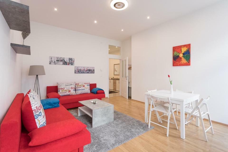 Bright Red Heart Apartment In Leopoldstadt Vienna Exterior photo