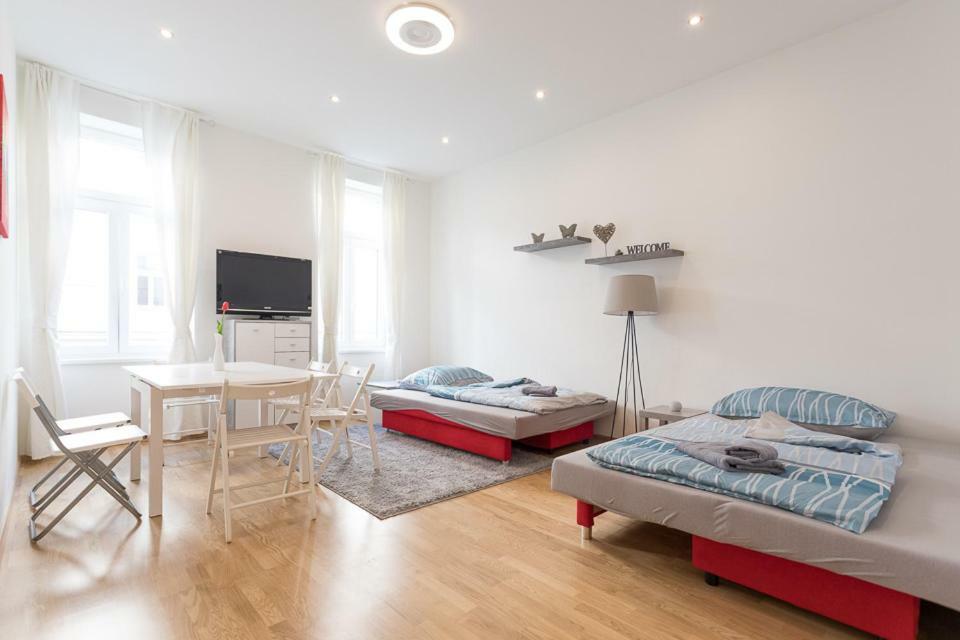 Bright Red Heart Apartment In Leopoldstadt Vienna Exterior photo