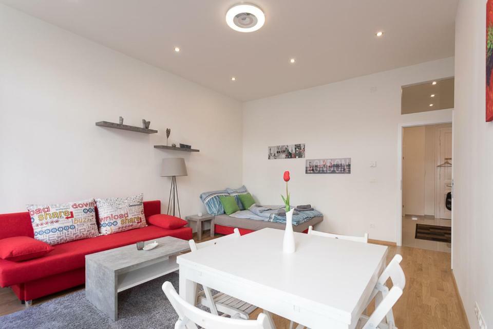 Bright Red Heart Apartment In Leopoldstadt Vienna Exterior photo