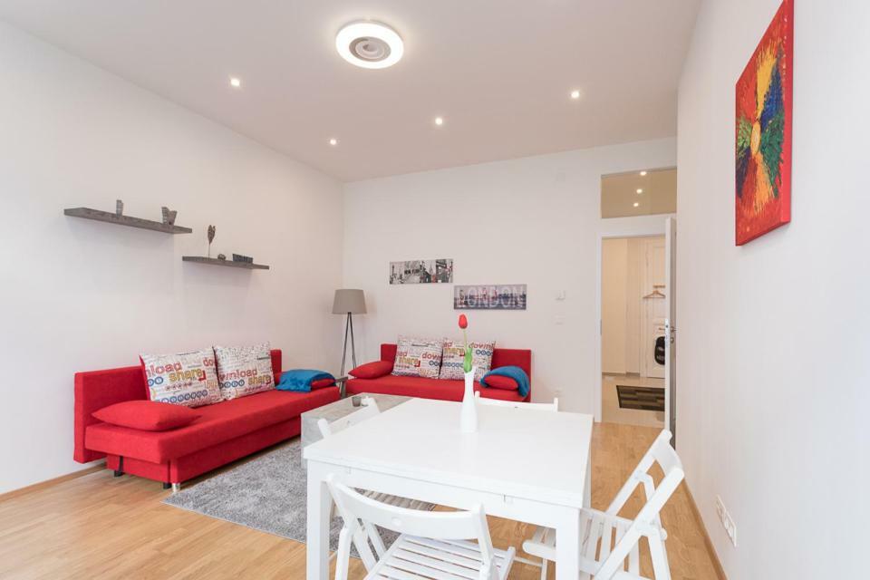 Bright Red Heart Apartment In Leopoldstadt Vienna Exterior photo